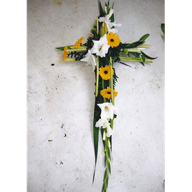 composition funéraire en forme de croix